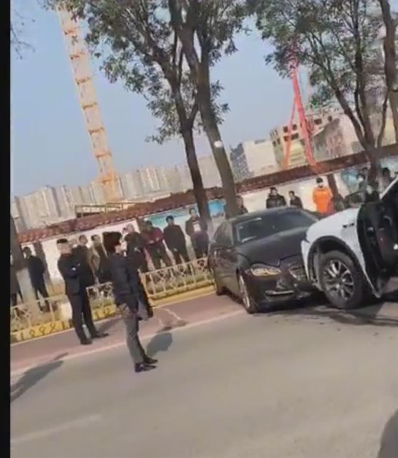 陕西两男子因员工跳槽开豪车互怼，双双被刑拘
