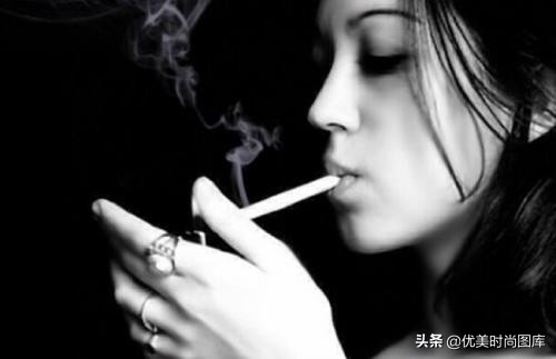 某人吸烟的感伤说出一个人孤单的烟味句子